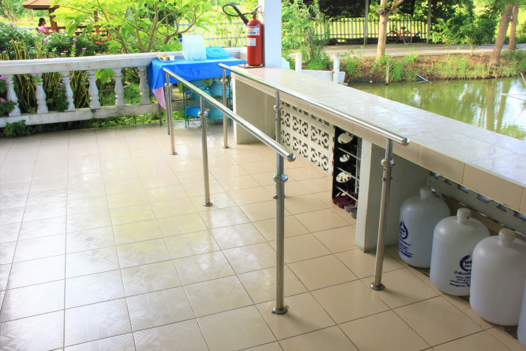 ศูนย์ดูแลผู้สูงอายุบัวเผื่อนโฮมแคร์ ราวหัดเดินหลังผ่าตัดสมอง กระดูก